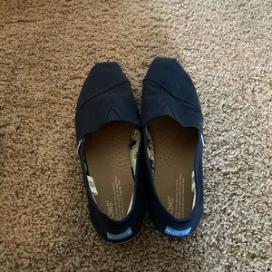 Toms navy blue shoes